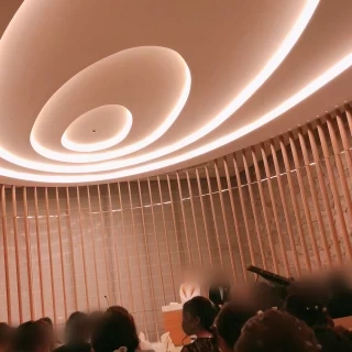 チャペルのブラインドが閉まっているところです