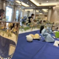 すぐ外に行けるドアが奥にあります