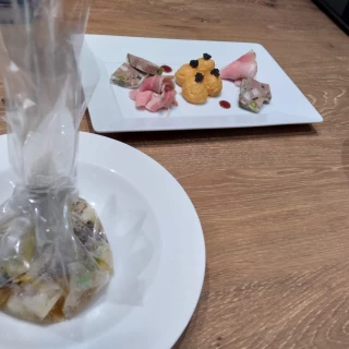 お魚料理は透明なシートに包まれて出てきます