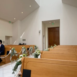 窓が大きく自然光がたくさん入る素敵なチャペルでした。