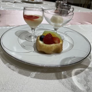 フルーツシューのクリームが美味しい。キウイの芯が口に残る。
