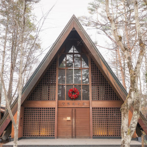 クリスマスシーズンなのでリースの飾り付けがありました|581758さんの軽井沢高原教会の写真(2014387)