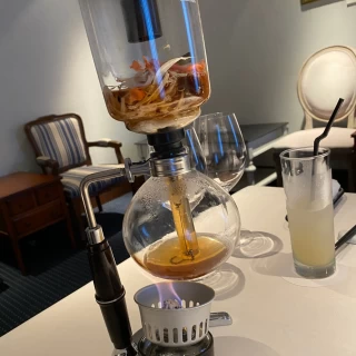 コンソメスープはサイフォンで入れてくれます。