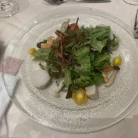 シンプルなサラダだけどボリュームは満点