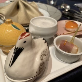 初めに出てきたフレンチと和食よワンプレート。器も可愛い。