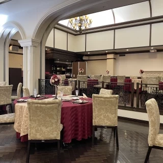 親族席に高さがあります