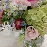 テーブル席の装花