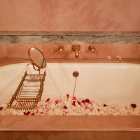 お風呂場がおしたく部屋になってます。ピンクでかわいい