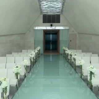 新郎新婦側からみたチャペル。真っ白で清潔感◎
