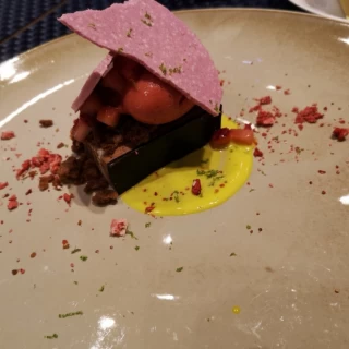 試食のデザート1。チョコレートケーキにベリーのアイス添え。