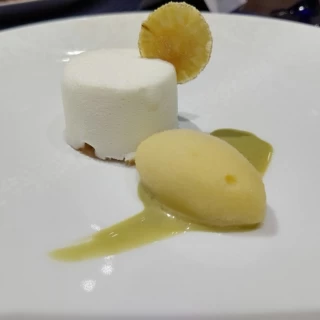 デザート2。チーズケーキにドライパイナップルとゆずアイス添え