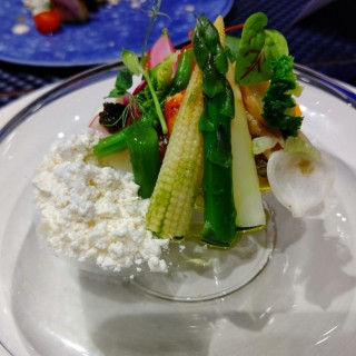 エビやアワビや野菜の前菜。