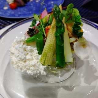 エビやアワビや野菜の前菜。