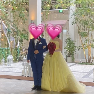 中庭からお色直し入場。自然光が差し込み綺麗です。