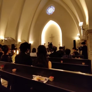 黄色い色合いのチャペル