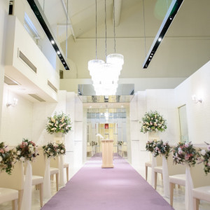天井が吹き抜けになっていて開放的です|582319さんの小さな結婚式 札幌店の写真(1220465)