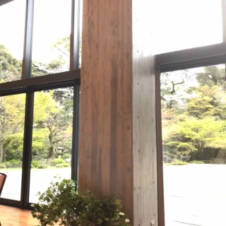 会場の柱