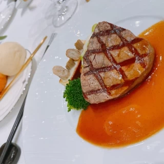 メインディッシュの牛フィレ肉の網焼き
