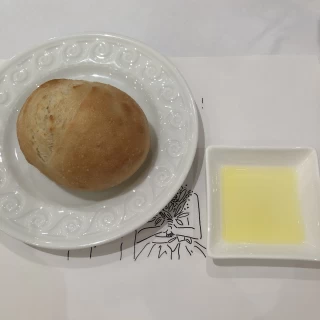 パン、オリーブオイルを付けて食べます