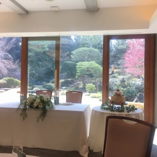 高砂の後ろにお庭が見えます。