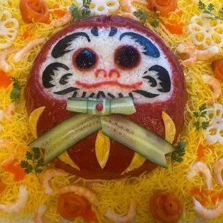 横向いていますが、ちらし寿司ケーキです。