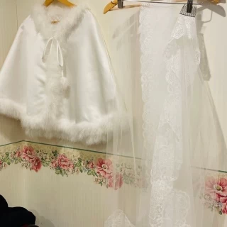 肌寒い季節には、可愛いケープを羽織って移動しますよ☆