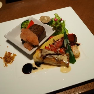 装飾がひとつひとつ丁寧で綺麗なお料理でした。
