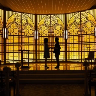 誓いのキスで照明を落とし、ゲストに影のみ見せる演出が可能。