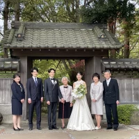 入口門前にて集合写真