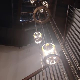 螺旋階段で披露宴後に後撮りできます。
