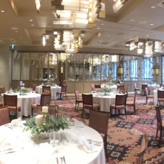 明るい雰囲気の会場