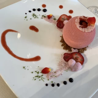 いちごのデザート
暖かいチョコレートをかけて食べる