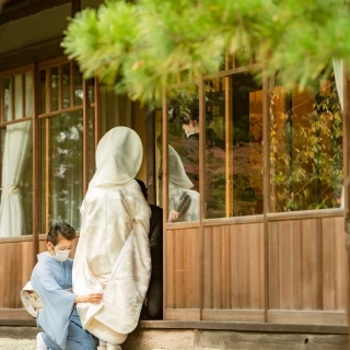 庭園での写真撮影のための綿帽子着脱・装花装着