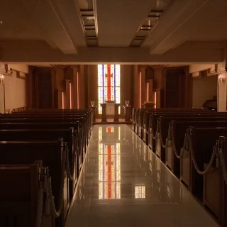 暗くすると床に映るステンドグラスの光が綺麗です