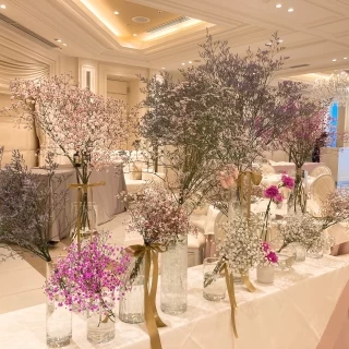 少人数の場合、入り口両脇にお花を置く台で道を作っています。