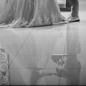 結婚式場はドレス姿が反射して素敵です。|583113さんのオワゾブルー山形の写真(1183518)