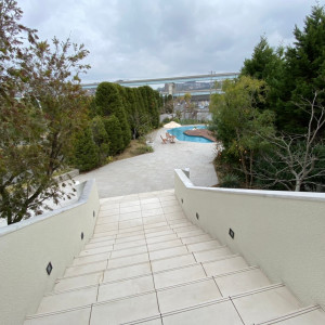 チャペル横の階段とプール|583116さんのマリコレ ウェディング リゾート（ウエディング取扱終了）の写真(1182818)