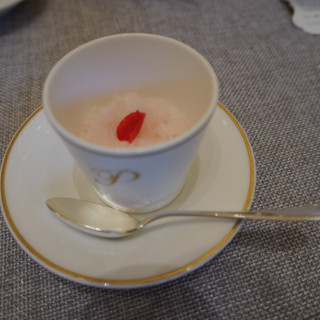 シャンパン味のかき氷のような食べ物で、美味しかったです。