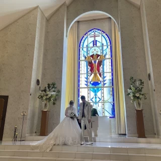 高い天井とステンドグラス