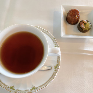 食後のカヌレ、お菓子と紅茶