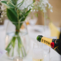 テーブル装飾とシャンパン