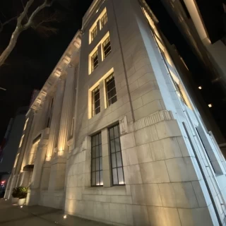 夜の外観です。