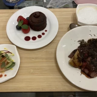 前菜もデザートも可愛くて美味しい