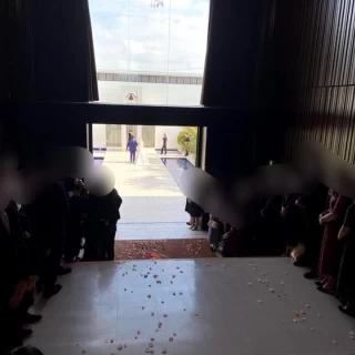 チャペルを出た階段
こちらでフラワーシャワー