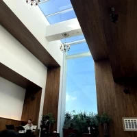 バージンロードの上には綺麗な空