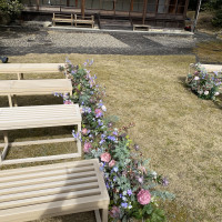 挙式会場の長椅子と造花