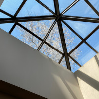 ホテル側の披露宴会場前通路はガラス張り天井もあり明るいです。