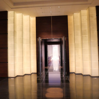 挙式会場の扉は二重扉です。