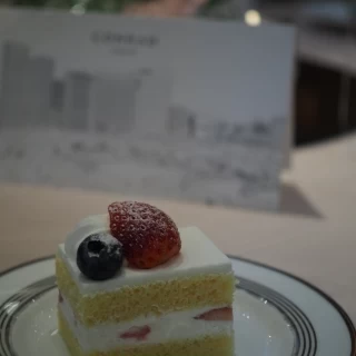 こちらは入刀した生ケーキの一部。