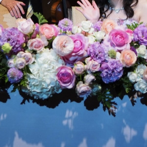 高砂の装花。左右の脇にはキャンドル|583615さんのコンラッド東京の写真(1445281)